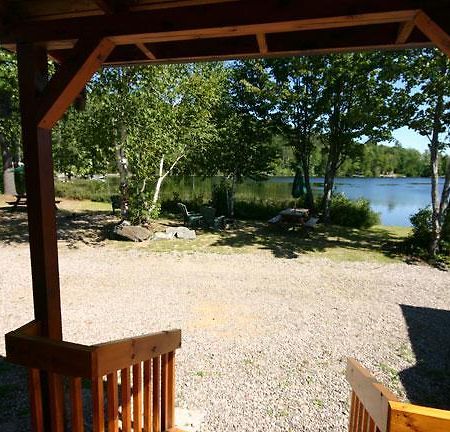 Spectacle Lake Lodge 班克罗夫特 外观 照片