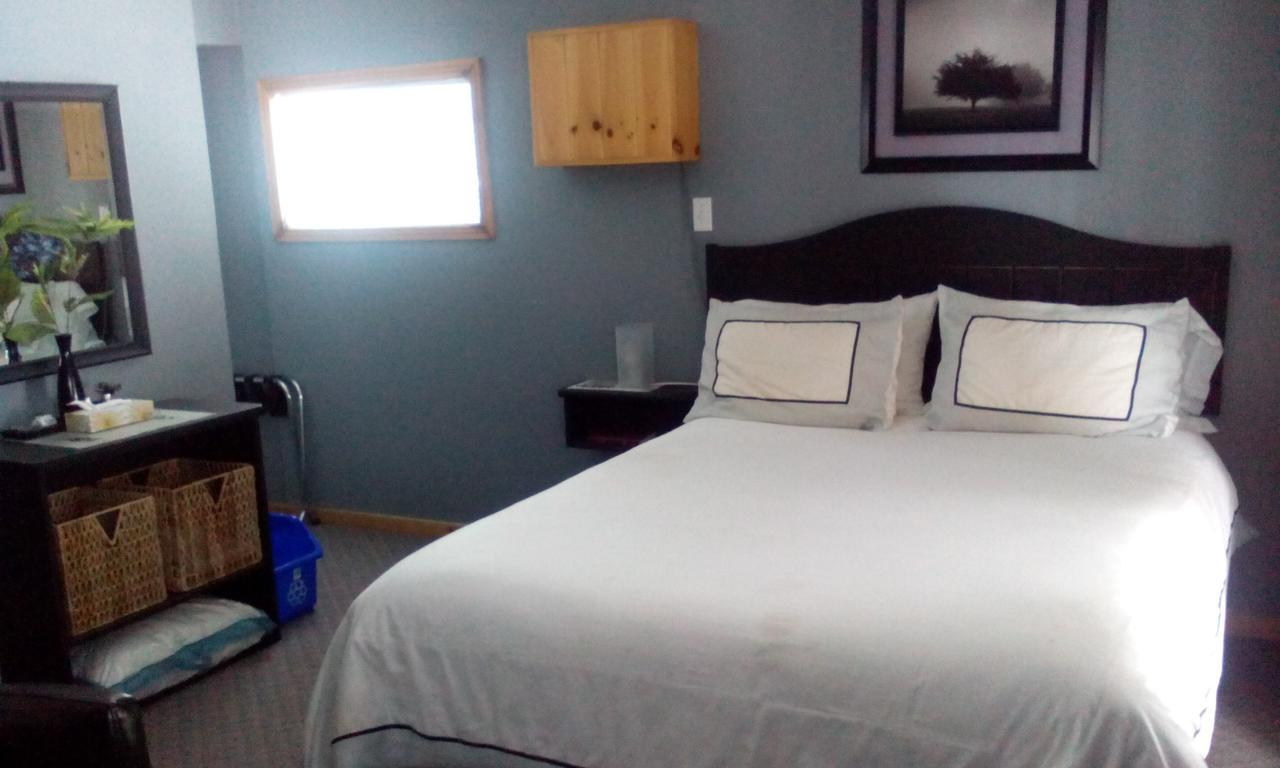 Spectacle Lake Lodge 班克罗夫特 外观 照片