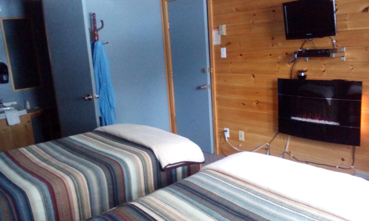 Spectacle Lake Lodge 班克罗夫特 外观 照片